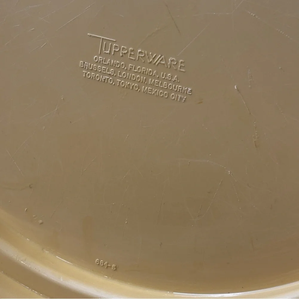 Tupperware vintage 3-piece cake carrier set: gold base, sheer lid & handle - Picture 4 of 7